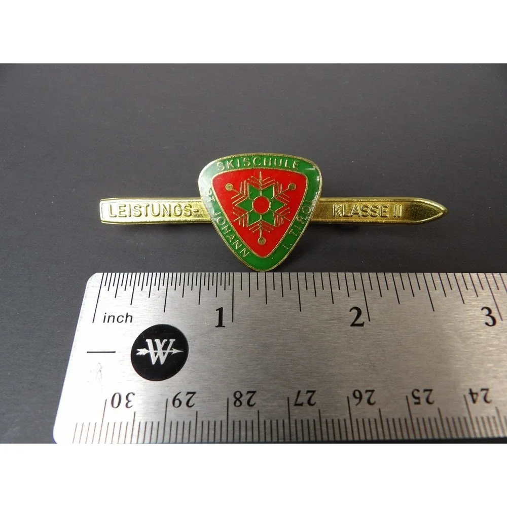 St Johann Skischule Patrol Skiing Ski Pin Leistungs Klasse II Vintage